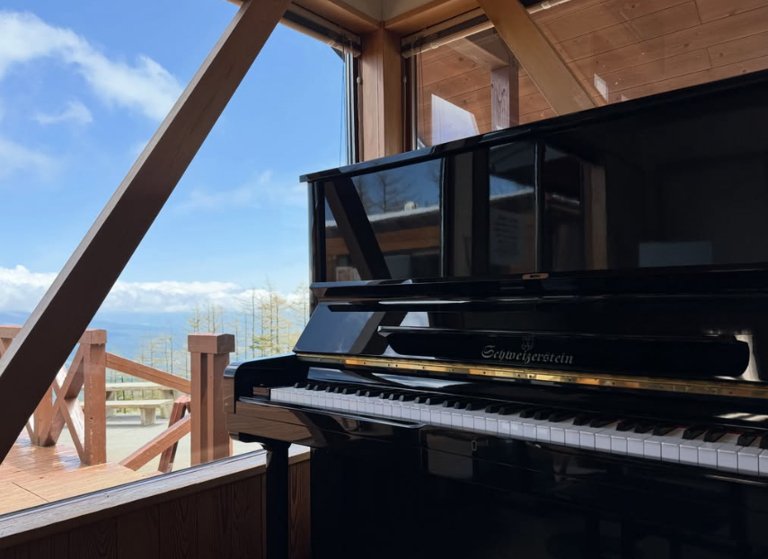 山頂の小屋に置かれたピアノ