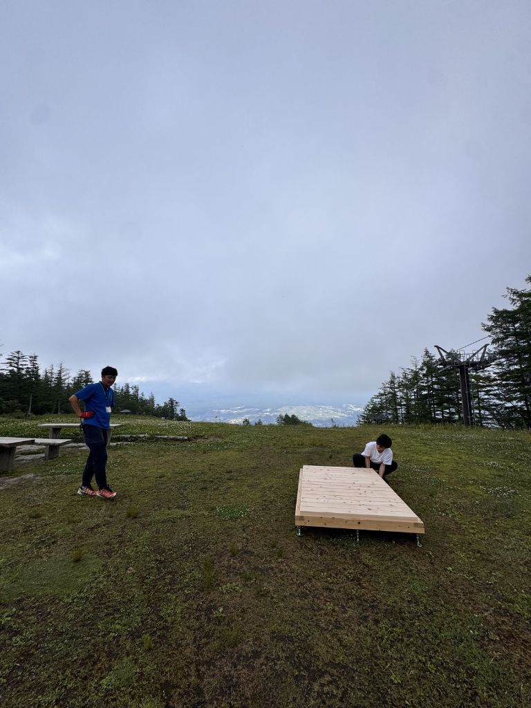 霧の日の山頂で、ステージを試し置き